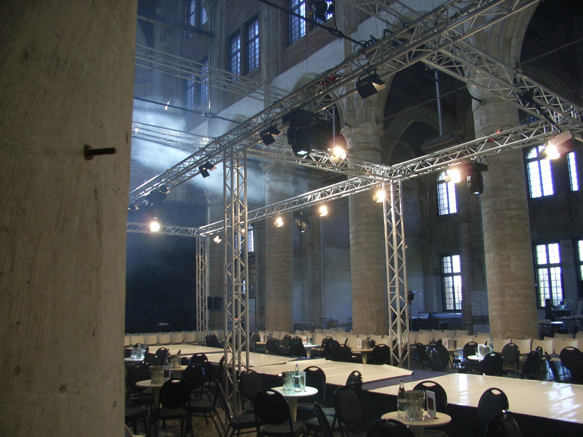 catwalk met truss en podium van looijmans showequipment